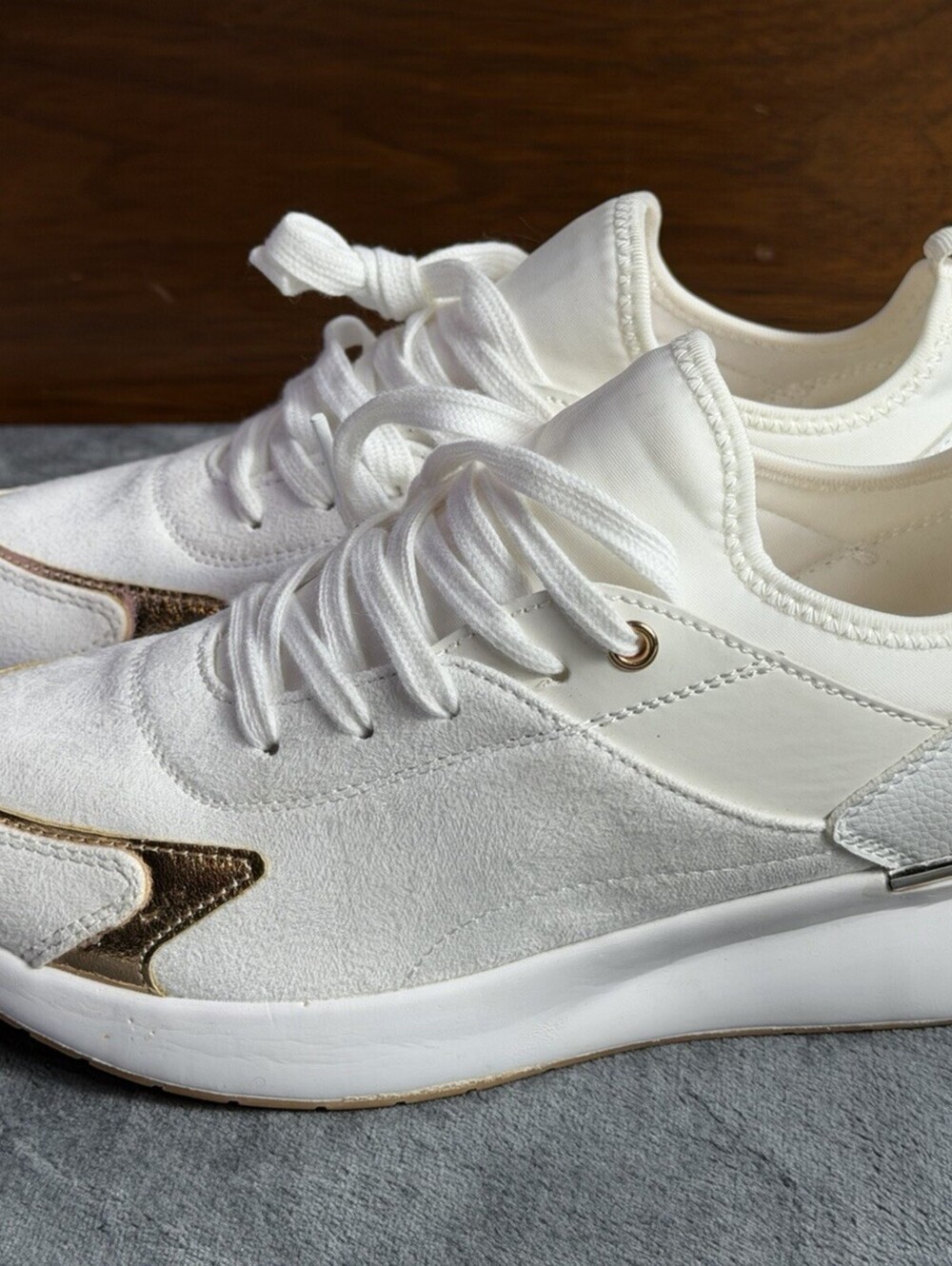VRS Off White Gold Accent Lightweight Low Top Sneakers Womens Size 7.5 EU 38